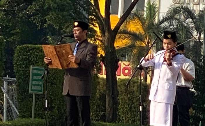 在小提琴伴奏下宣读四五年宪法