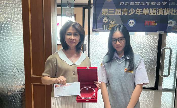 冯新笑（左）、颁发第三名奖项给谢贻琳（右）