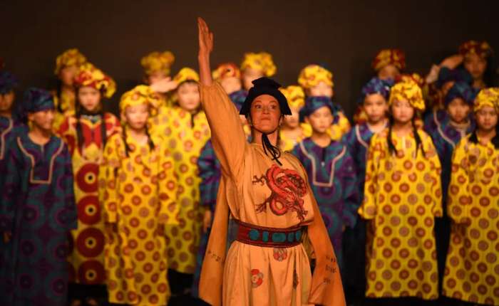 2019年11月，英语歌剧《郑和下西洋》在云南昆明一所国际学校上演，该剧剧本由苏格兰歌剧院创作完成，130名学生与苏格兰艺术家共同演绎了郑和远航途中的所见所闻。 中新社记者 康平 摄