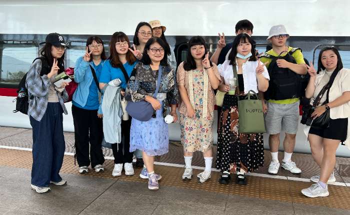 朝科大师生合影于雅万高铁