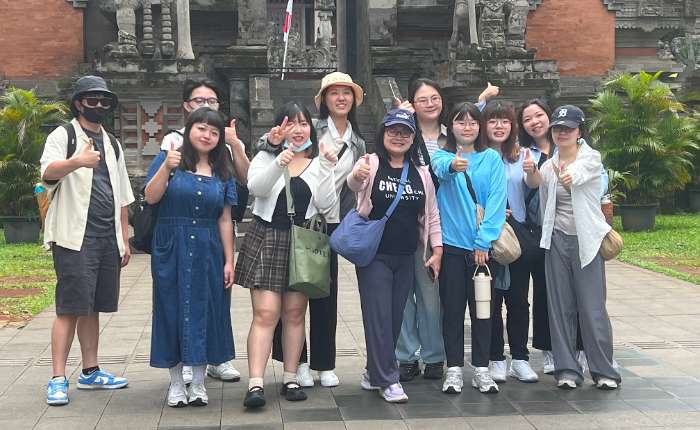 朝科大师生合影于缩影公园