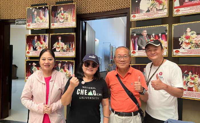 由左至右，傅一倩、杨佩梅、戴自强、张晋福、合影