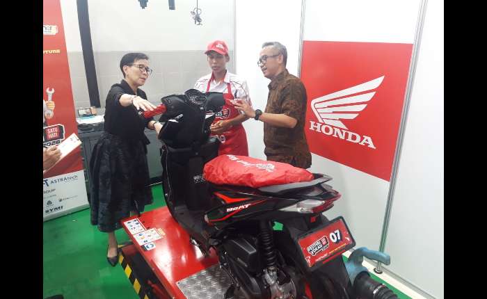 AHM总监 Rita Prajitno（左），AHM企业传播总经理Ahmad Muhibbuddin（右） 与其中一位参与者在西爪哇省勿加西县Cikarang区的AHM 安全骑行中心交谈。