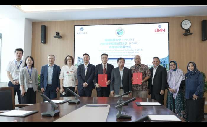 签署仪式后合影。