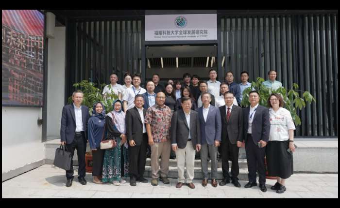 福耀科技大学全球发展研究院展合影