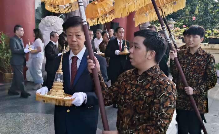 关友金参加绕佛赞扬佛陀舍利仪式