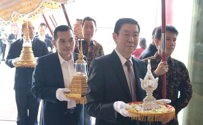 俞雨龄、张育浩国会议员等参加绕佛赞扬佛陀舍利仪式