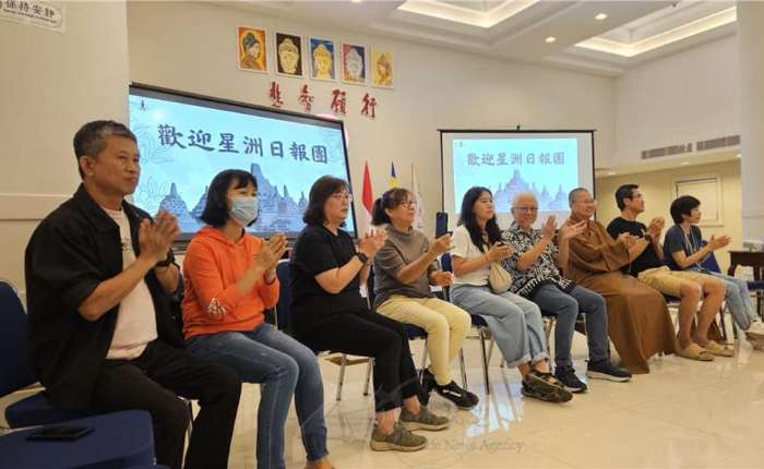 觉诚法师与嘉宾们欢喜参加分享交流会。图/佛光山印尼佛教学院提供