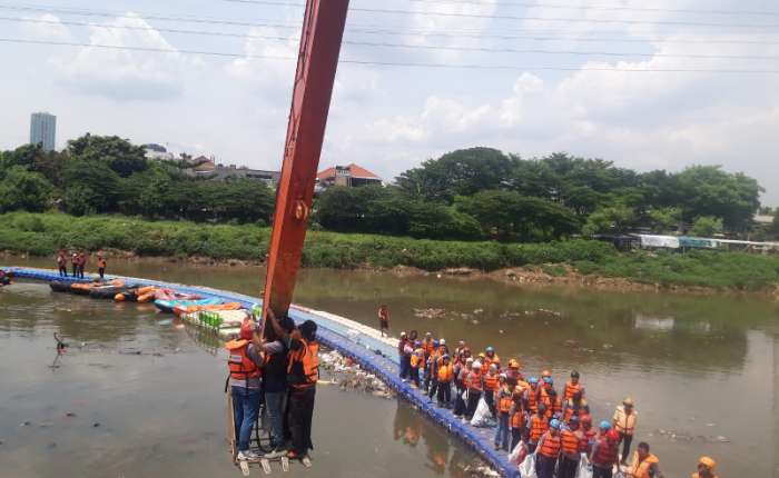 公众在雅加达 Ciliwung 河清理活动。 商报/Max Manuhutu 摄