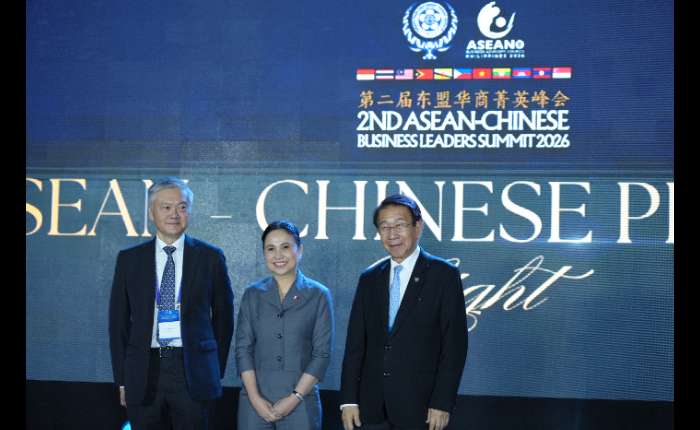 图为菲律宾贸易和工业部部长克里斯蒂娜•罗克(中)、菲华商联总会理事长林荣辉(右)、菲华商联总会副理事长黄奇昭(左)。中新社记者 周景 摄
