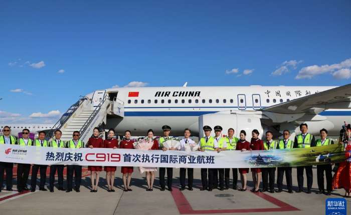 8月12日，中国国际航空公司机组人员在蒙古国新乌兰巴托机场合影留念。（新华社）