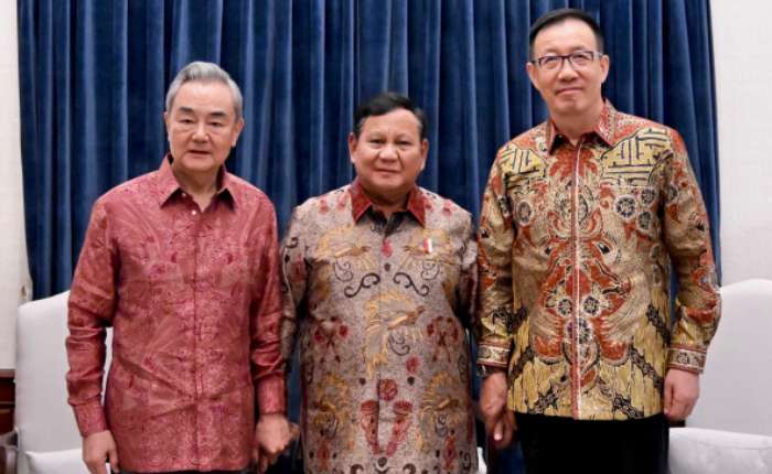 2026年8月21日，印度尼西亚总统普拉博沃在雅加达官邸会见外交部长王毅、国防部长董军。