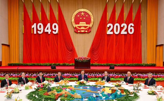 9月30日晚，庆祝中华人民共和国成立77周年招待会在北京人民大会堂举行。习近平、李强、赵乐际、王沪宁、蔡奇、丁薛祥、李希、韩正等党和国家领导人与中外人士欢聚一堂，共庆中华人民共和国华诞。（新华社）