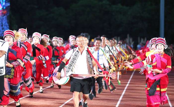 7月17日，彝族撒尼人载歌载舞庆祝火把节。云南省昆明市石林彝族自治县2025年火把节于7月17日至23日举行，来自各地的游客参与其中，感受云南民族风情。中新社记者黄兴鸿摄