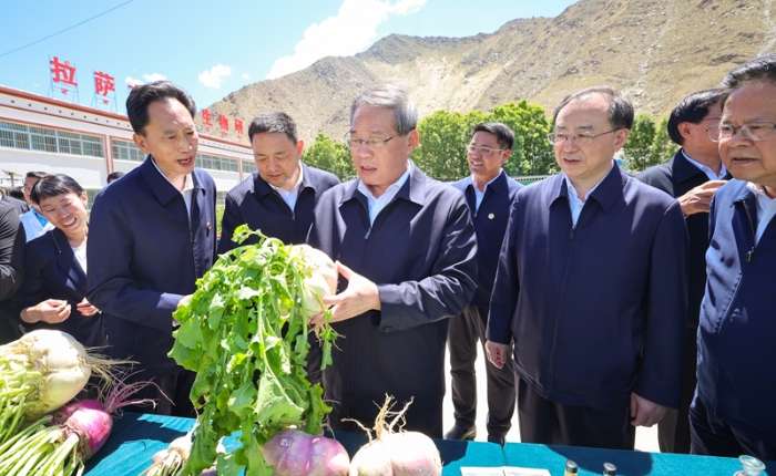 7月18日至19日，中共中央政治局常委、国务院总理李强在西藏调研。这是7月19日在拉萨，李强来到曲水才纳国家现代农业示范区，听取自治区农牧业产业发展、高原生物研究所建设等介绍，观看示范区自产果蔬、高原特色食饮品、民族手工艺品等展示。