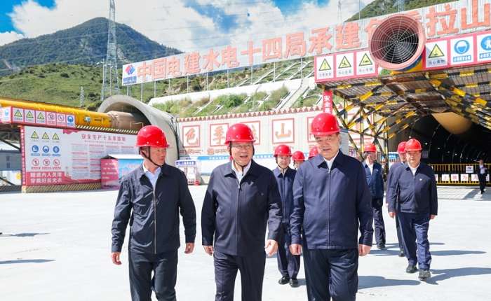 7月18日至19日，中共中央政治局常委、国务院总理李强在西藏调研。这是7月18日在林芝，李强来到川藏铁路色季拉山隧道出口，察看隧道现场施工情况，了解建设进展。