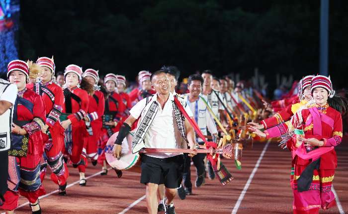 7月17日晚，彝族撒尼人在云南省昆明市石林彝族自治县载歌载舞庆祝火把节。 黄兴鸿 摄
