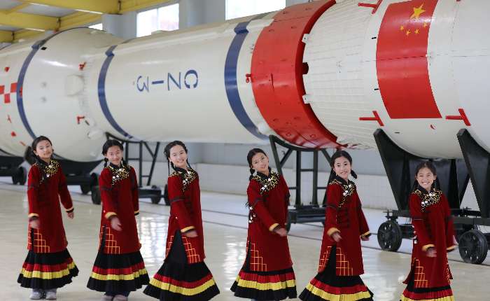 2025年4月，大凉山妞妞合唱团在西昌卫星发射中心。 （吉布小龙供图）