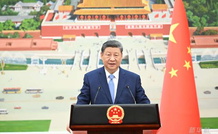 7月25日上午，国家主席习近平在北京人民大会堂接受16位驻华大使递交国书。这是仪式结束后，习近平在北京厅对使节们发表讲话。新华社记者 谢环驰 摄