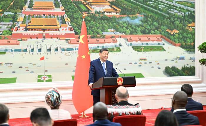 7月25日上午，国家主席习近平在北京人民大会堂接受16位驻华大使递交国书。这是仪式结束后，习近平在北京厅对使节们发表讲话。新华社记者 谢环驰 摄