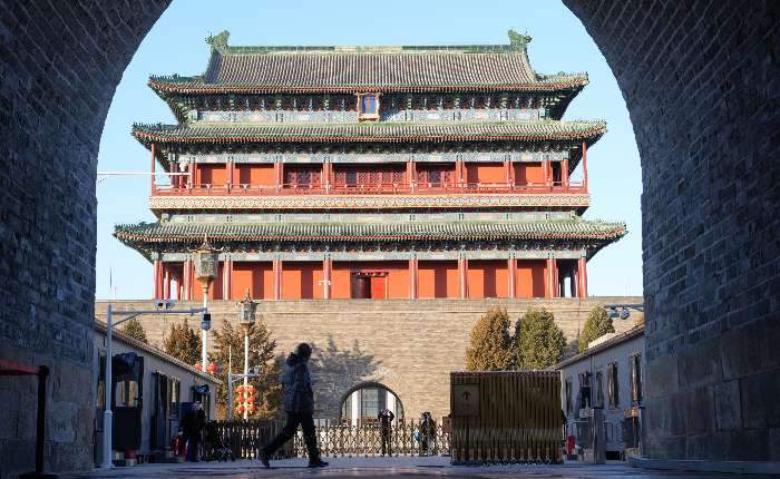 2024年12月，北京正阳门箭楼面向社会公众开放。图为参观者从正阳门箭楼门洞前经过。 张祥毅 摄