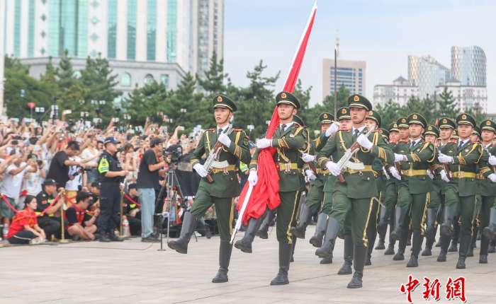1927年8月1日，伴随着南昌起义的一声枪响，中国共产党领导下的人民军队就此诞生，南昌也成为“军旗升起的地方”“人民军队的诞生地”。