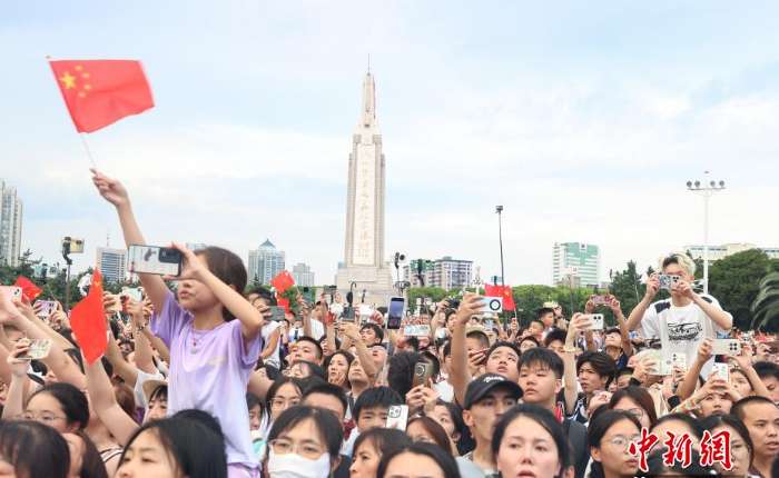 8月1日，八一建军节，江西南昌八一广场举行升旗仪式，市民游客在现场观看升旗仪式。