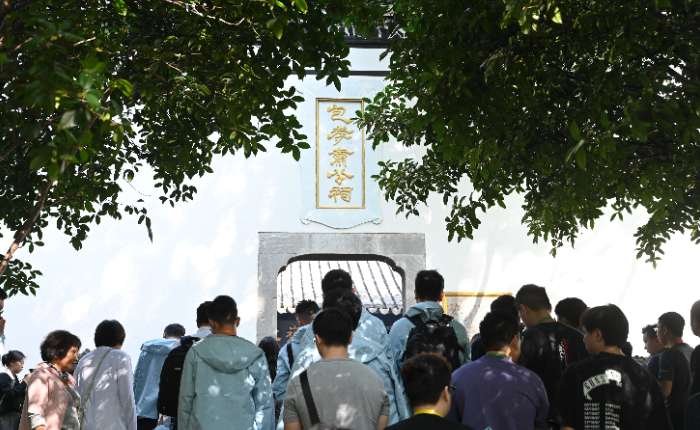 2024年10月18日，香港青年代表团在合肥包公园景区内参观，探寻“包公文化”。 中新社记者 韩苏原 摄
