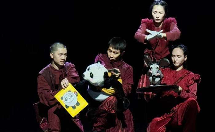 中法意瑞艺术家共创偶剧 熊猫“啊吨”首演亮相世界舞台  偶剧《我的名字叫啊吨》剧照。　北京市文联供图