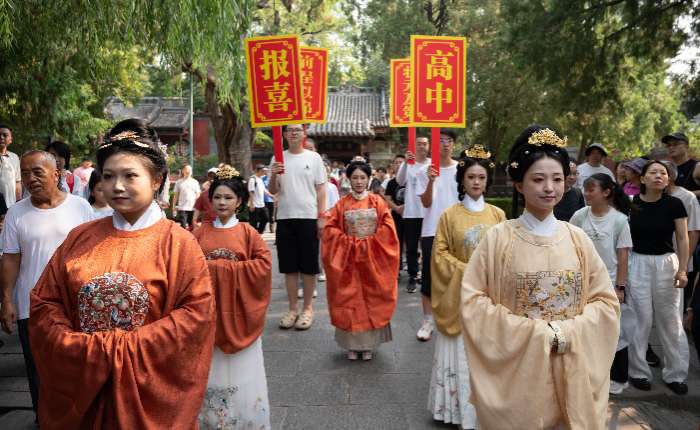 8月3日，身着传统服饰的状元仪仗队伍巡街报喜。当日，山西太原晋祠博物馆举办“文昌佑才前程似锦”系列文化活动，通过奠献⽟帛、状元焚⾹、行诵疏⽂、献⽂佾舞、唱榜簪花等传统礼仪，再现古代状元及第后的情景，传递崇文尚学价值。中新社记者韦亮摄