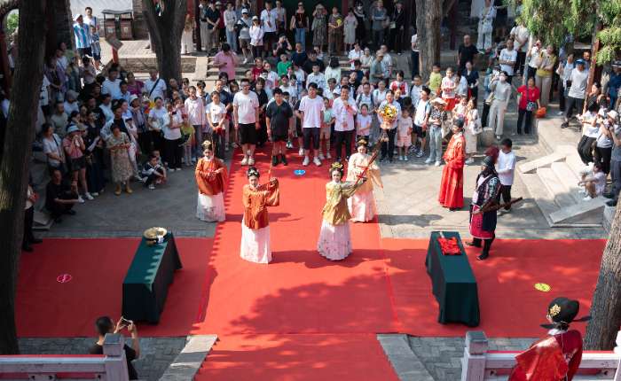 8月3日，在山西太原晋祠文昌宫，身着传统服饰的演员表演古代礼仪佾舞。当日，晋祠博物馆举办“文昌佑才前程似锦”系列文化活动，通过奠献⽟帛、状元焚⾹、行诵疏⽂、献⽂佾舞、唱榜簪花等传统礼仪，再现古代状元及第后的情景，传递崇文尚学价值。中新社记者韦亮摄