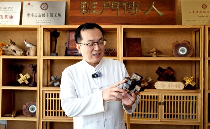 6月4日，山东滕州，李浩讲解鲁班锁拆装方法。李明芮 摄