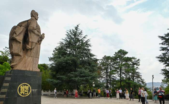 2024年7月28日，来自加拿大、爱尔兰、秘鲁等17个国家的华文媒体代表走进郑和故里云南昆明，驻足郑和雕塑前，重温600多年前的帆影和波涛。李嘉娴 摄     