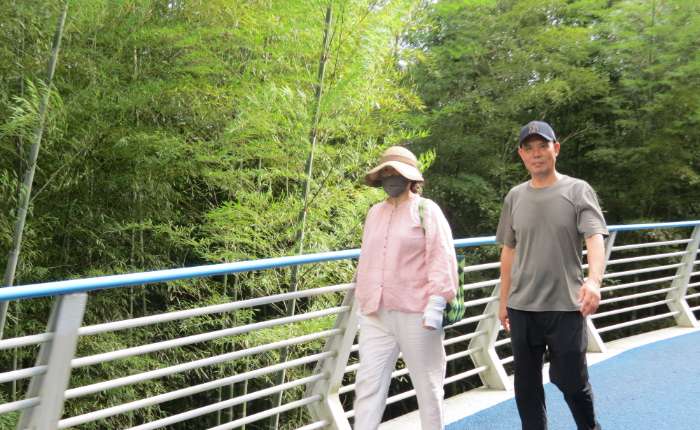 8月5日，浙江舟山定海，民众漫步东海廊道。 胡丰盛 摄