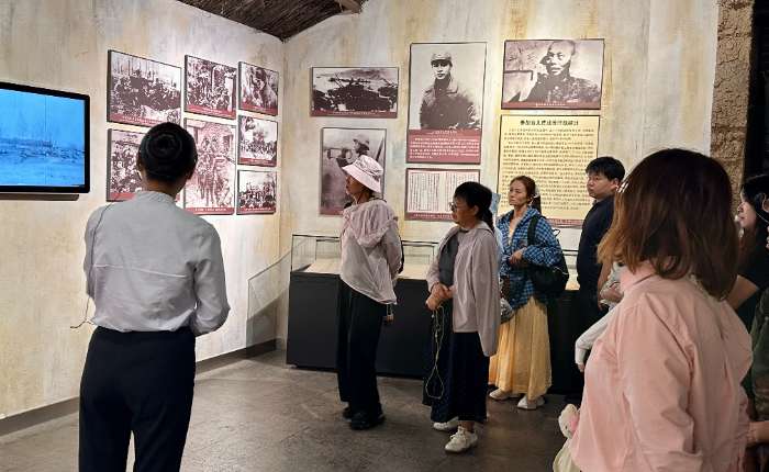 6月27日，民众参观台儿庄大战纪念馆。李明芮 摄