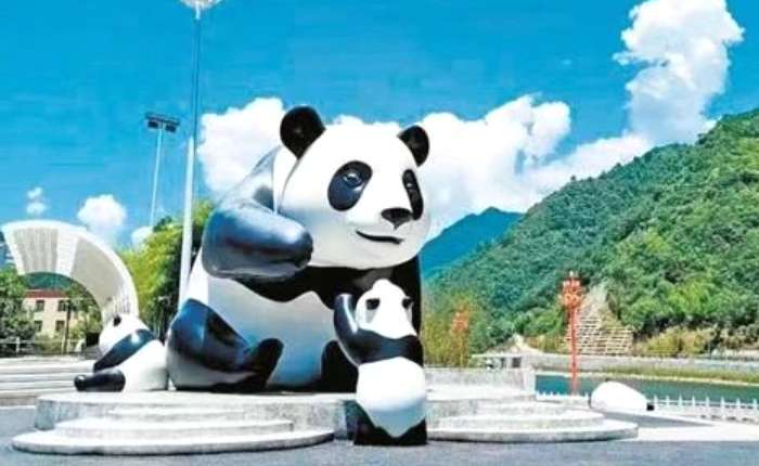 2025年7月，佛坪县城内的熊猫雕塑。 曹钰宠 摄