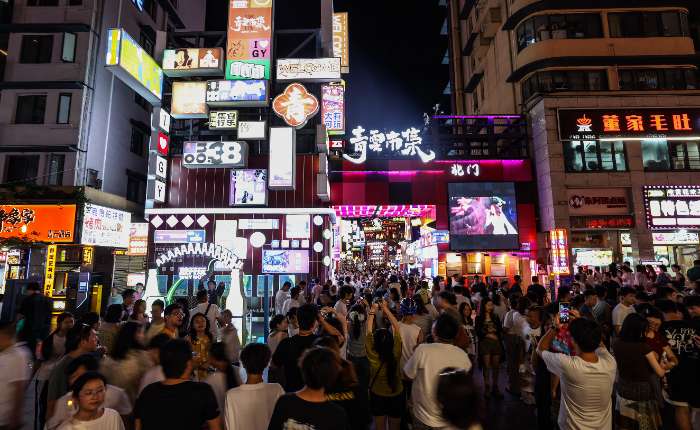 8月7日晚，游客在贵阳市青云市集游览。中新社记者 瞿宏伦 摄