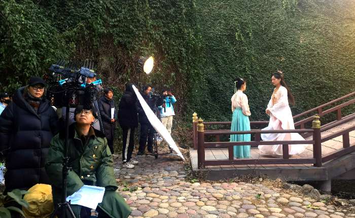 由秦腔剧目《火焰驹》改编的微短剧拍摄现场。（受访者供图）