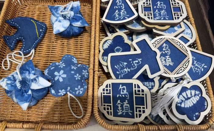 2025年8月，浙江桐乡，单佳欢店内制作的蓝印花布元素文创产品。受访者供图