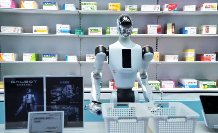 8月4日，在位于北京亦庄的全球首家具身智能机器人4S店Robot Mall拍摄的药品分拣机器人。 中新社记者 张祥毅 摄