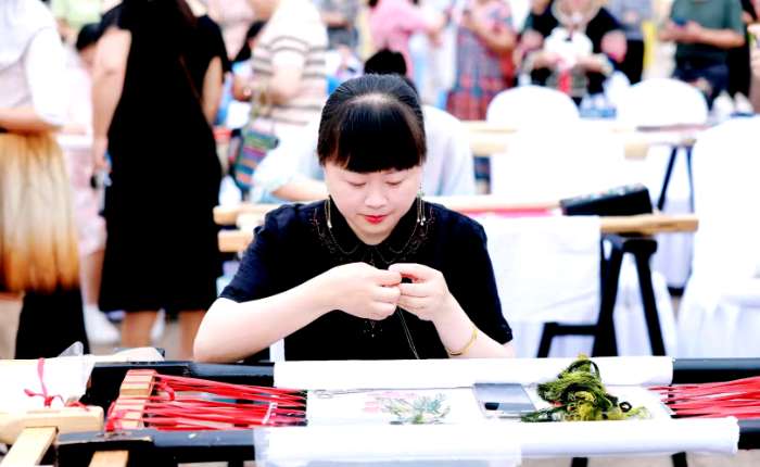 5月29日，第三届“金针杯”中国刺绣技艺交流活动在四川成都郫都区举行，现场蜀绣从业者展示刺绣技艺。（郫都区融媒体中心供图）