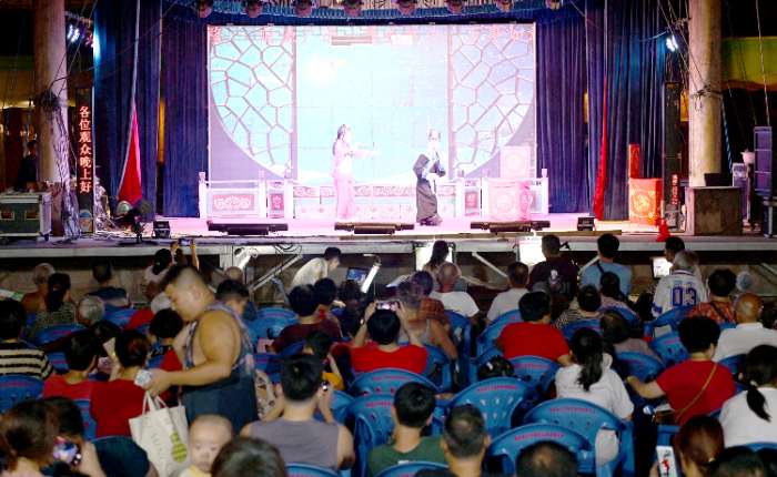 8月12日晚，洪诗语、洪诗博姐弟俩在福建晋江梧林传统村落登台演出。中新社记者 吕明 摄