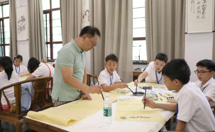 8月13日，华裔青少年在西安近距离感受书法魅力。吴海文 摄