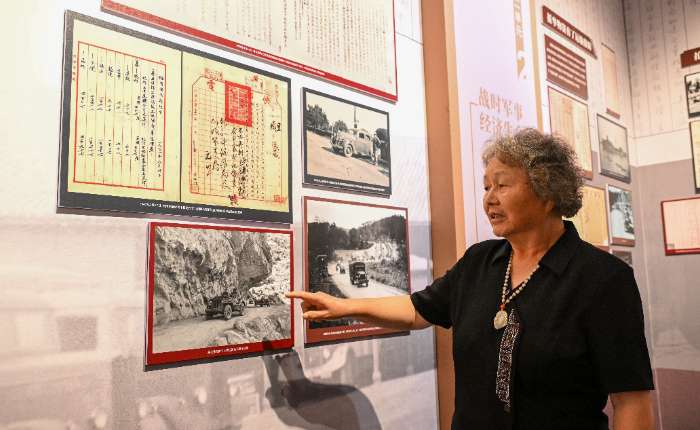 8月14日，南侨机工陈亚楷之女陈铭英介绍滇缅公路险要地段“老虎嘴”。李嘉娴 摄