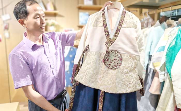 7月3日，安大植在中韩文化客厅内介绍韩式服装。 中新社记者 谷华 摄