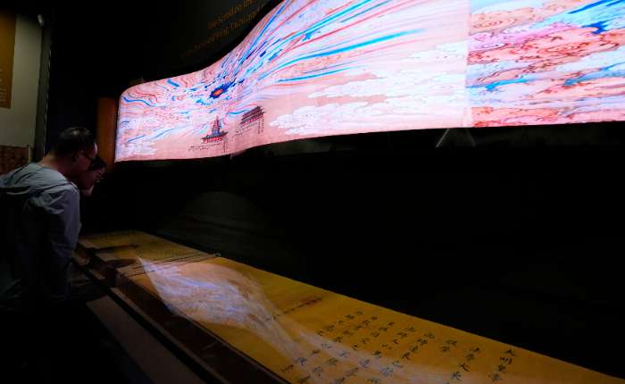 8月5日，观众正在西藏博物馆内欣赏《普渡明太祖长卷图》动态演示图。 中新社记者 李林 摄