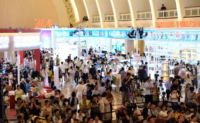   8月19日，2025上海书展现场大量读者淘书逛展。 中新社记者 王笈 摄  