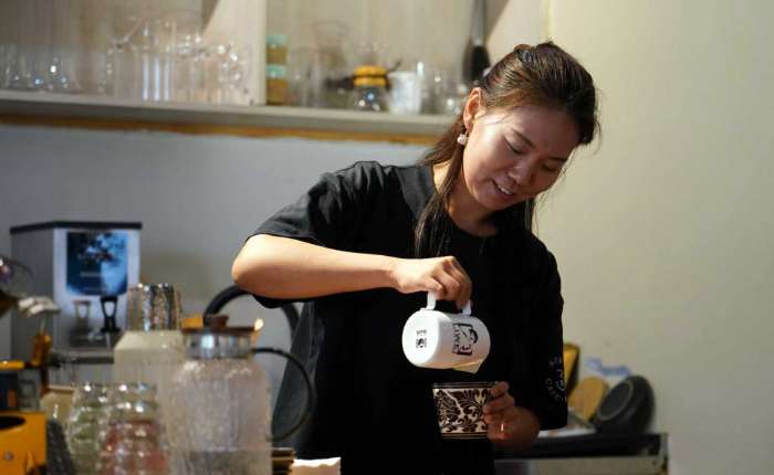 8月19日，陈钰淇咖啡店的工作人员用磁州窑系列咖啡杯为顾客制作咖啡。  李栋 摄