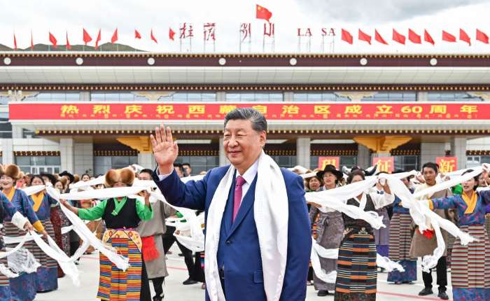 中共中央总书记、国家主席、中央军委主席习近平率中央代表团20日中午乘专机抵达拉萨，出席西藏自治区成立60周年庆祝活动。习近平等在机场和拉萨市区受到西藏各族群众的热烈欢迎。