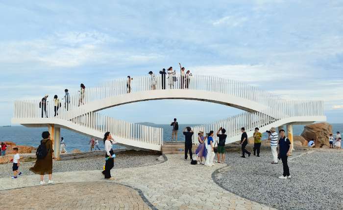 8月20日，在平潭68海里景区，游客在“海峡之眼”打卡点拍照打卡。 中新社记者 闫旭 摄